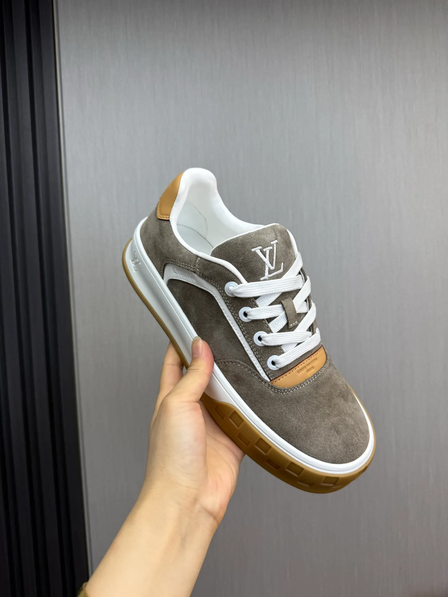 Men's shoes 620💰 Lv. Top purchasing agent🇮🇹 Louis Vuitton, sports sneakers counter synchronization, uppers imported from Italy, high-quality splicing and complex handicrafts, imported mesh pads are soft and comfortable, soles: original factory special soles, TPU exclusive movable molded soles super comfortable, original factory single goods, 🔍🔍high quality, you can enter and exit the counter at will, welcome to compare, code number 38-44 (customized 38.45)